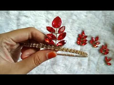 How To Make Tiara, Tiara Tutorial, Obličejové Masky, Diy Tiara, Make A Crown, Handmade Tiaras, Beaded Jewelry Pattern, Beaded Crown, Beaded Hair Pins