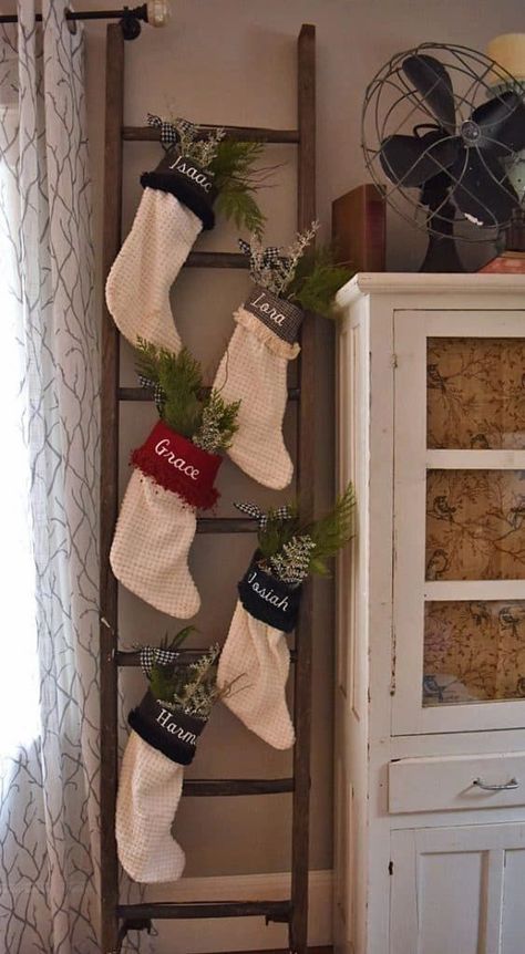 Diy Farmhouse Decoration, Repurposed Junk, Christmas Decorations Apartment, Diy Christmas Lights, Vintage Ladder, Christmas Apartment, Vintage Repurposed, Hanging Stockings, Ideas For Christmas