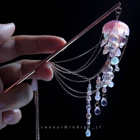 Jellyfish Hair, Pretty Jewelry Necklaces, Hand Work Embroidery, Fantasy Jewelry, Girly Jewelry, Jewelry Inspo, Pretty Jewellery, Jellyfish, Resin Crafts