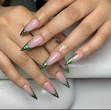 Stiletto Nails Chrome, Chrome Nails Green, Green Nails French, French Stiletto Nails, Nails French Tips, Almond Acrylic Nails Designs, Acrylic Nails Stiletto, Shiny Nails Designs, Stilleto Nails Designs