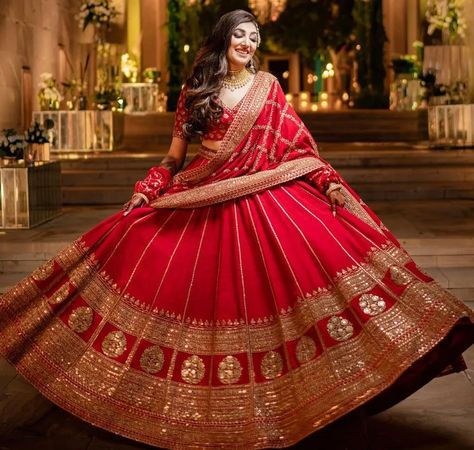 Simple Bridal Lehenga, Red Wedding Lehenga, Sabyasachi Lehenga Bridal, Best Indian Wedding Dresses, Sabyasachi Bride, Bridal Lehenga Designs, Latest Bridal Lehenga, Wedding Lehenga Designs, Indian Bride Outfits