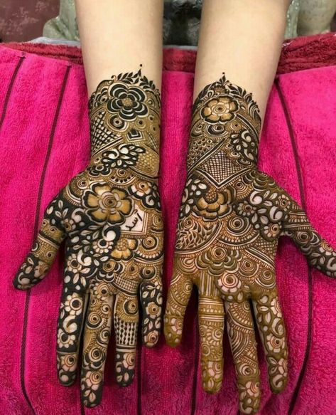 Half Bridal Mehndi, Bridal Mehndi Designs Half Hand, Bridal Mahendiii Design, Back Hand Mehndi Designs For Bride, Mehandi Designs For Hands Arabic, Half Hand Mehndi Designs, Heena Mehendi Designs Arabic, Dubai Mehendi Designs Back Hand, Dubai Design Mehendi