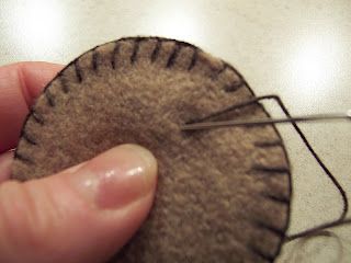 Penny Rugs and More: How to Stitch a Penny Rug - mostly for a good view of blanket stitch Wool Applique Quilts, Penny Rug Patterns, How To Stitch, Good View, Wool Felt Projects, Wool Applique Patterns, Felted Wool Crafts, Penny Rug, Wool Quilts