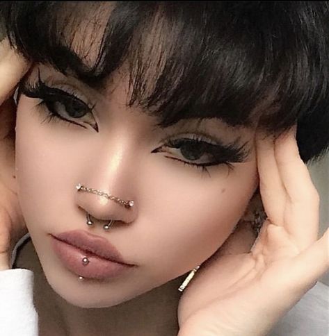 Bijoux Piercing Septum, Double Nose Piercing, Cute Nose Piercings, Double Ear Piercings, Long Hair Ideas, Face Piercings, Only Aesthetic, Cool Piercings, Trening Fitness