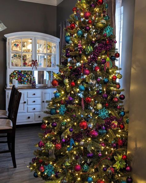 15 Most Unique And Creative Jewel tone christmas tree decor Ideas Jewel Toned Christmas Tree, Maximalist Christmas Tree, Jewel Tone Christmas Tree, Jewel Tone Christmas, Office Christmas Tree, Unusual Christmas Trees, Colorful Christmas Decorations, Elegant Ornaments, Christmas Tree Decor Ideas