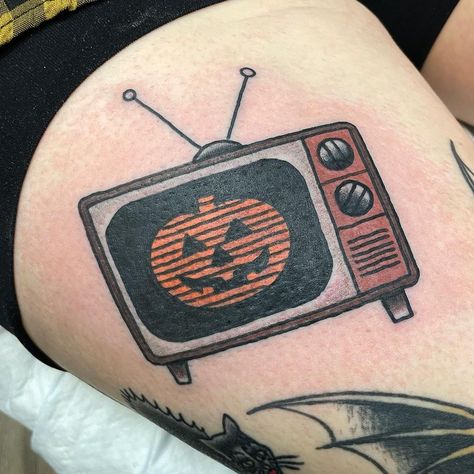 Classic Horror Tattoo Ideas, American Traditional Horror, Traditional Horror Tattoo, Traditional Tattoo Halloween, Jasmine Tattoo, Tv Tattoo, Horror Tattoos, Horror Movie Tattoos, Traditional Tattoo Inspiration