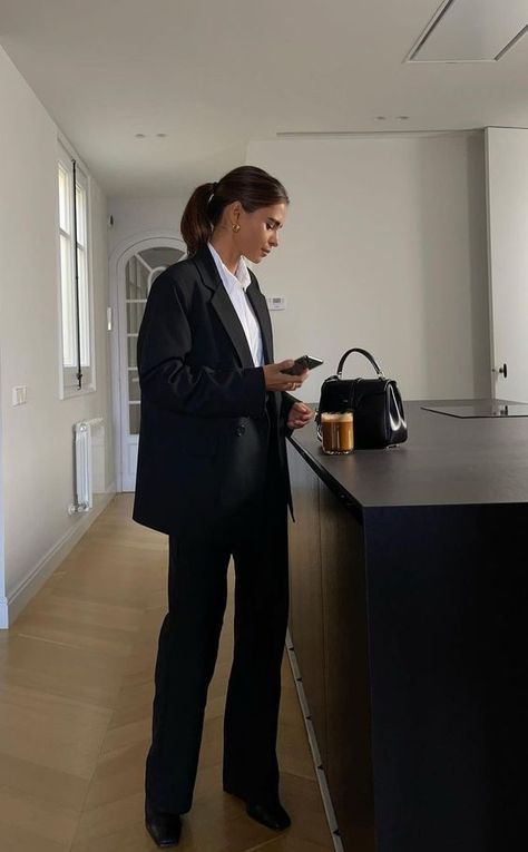 Black Work Outfit, Emelie Lindmark, Minimal Lifestyle, Classy Office, Looks Chic, Professional Outfits, Business Outfits, Office Fashion, Office Outfits