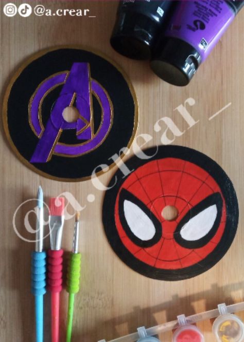 Marvel Decor Diy, Marvel Cd Paintings, Dvds Pintados, Cd Painting Ideas, Circular Canvas Painting, Marvel Decor, Vinyl Record Art Ideas, Cd Project, Painted Records