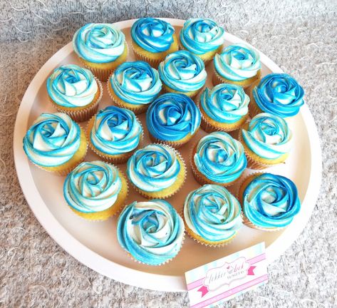 Two Toned Cupcake Frosting, School Cupcakes, Swirl Cupcakes, Buttercream Roses, White Buttercream, Blue Cupcakes, White Cupcakes, Cheap Baby Shower, White Frosting