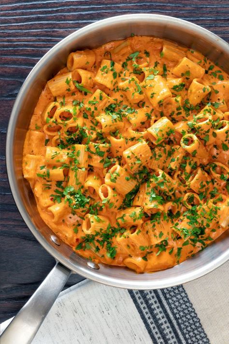 Gigi Hadid Pasta With Chicken, Vodka Sauce Pasta With Ground Turkey, Vodka Tomato Pasta, Salad To Serve With Pasta, Sausage And Vodka Sauce Pasta, Spicy Creamy Tomato Pasta, Tube Pasta Recipe, Thick Pasta Noodles, Elicoidali-pasta Recipes