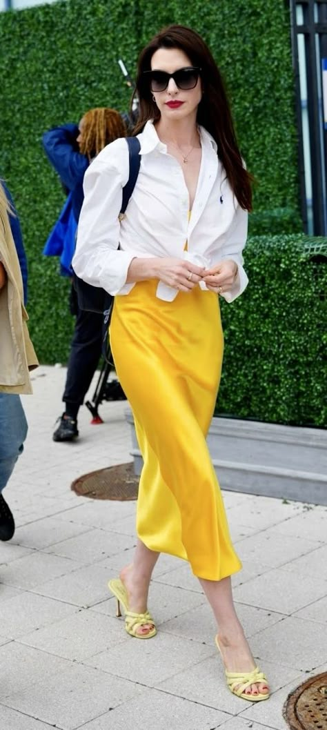 Anna Hathaway Style, Anne Hathaway Best Looks, Deep Winter Anne Hathaway, Deep Winter Actress, Bright Spring Flamboyant Natural, Ann Hathaway Street Style, Anne Hathaway Style Outfits, Anne Hathaway Casual Outfits, Anne Hathaway Style 2023