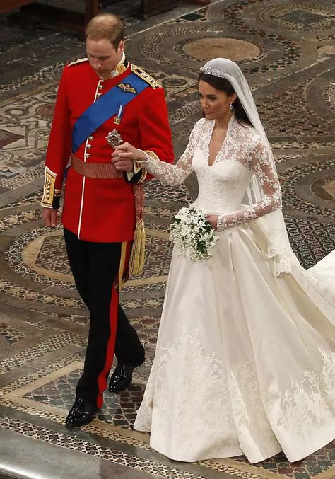 Kate Middleton's Wedding Dress Designer Kept Project from Mom Vestidos Kate Middleton, Alexander Mcqueen Wedding Dresses, Ducesa Kate, Royal Wedding 2011, William Kate Wedding, Kate Middleton Wedding Dress, Principe William Y Kate, Kate Und William, Duchesse Kate