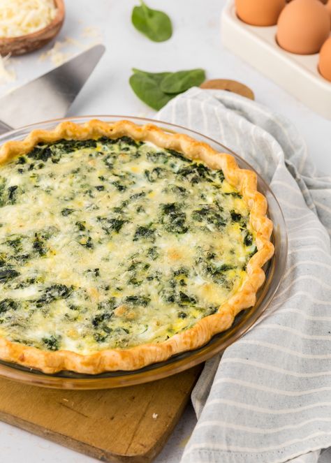 Enjoy this Swiss and Spinach Quiche that is a super tasty, healthy, recipe that is perfect for every meal! This savory dish has a delicious combination of swiss cheese and Spinach And Swiss Cheese Quiche, Christmas Quiche Recipes, Quiche Recipes Spinach, Spinach Artichoke Quiche, Church Snacks, Breakfast Quiche Recipes Easy, Bacon Spinach Quiche, French Toast Bake Overnight, Egg Cups Recipe