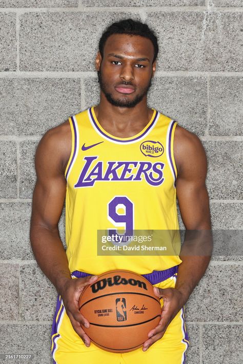 Bronny James of the Los Angeles Lakers poses for a portrait during... Fotografía de noticias - Getty Images Bronny James, Famous Birthdays, National Basketball Association, Nba Players, Las Vegas Nevada, Los Angeles Lakers, Lebron James, Nevada, Photo Shoot