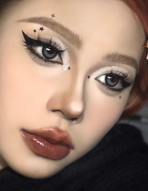 Black And White Douyin Makeup, Goth Korean Makeup, Douyin Goth Makeup, Douyin Black Makeup, Concert Makeup Looks Night, Goth Douyin Makeup, Kpop Inspired Makeup, White Eye Makeup, Ateez Concert