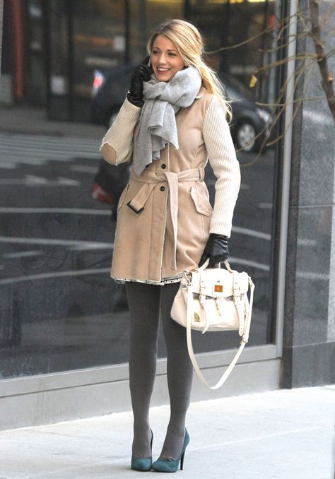 When she was the actual definition of WINTER CHIC: | 17 Times "Gossip Girl's" Serena Van Der Woodsen Was Your Style Icon Mode Gossip Girl, Gossip Girl Serena, Estilo Gossip Girl, Stile Blair Waldorf, Blake Lively Style, Serena Van Der, Gossip Girl Outfits, Serena Van, Serena Van Der Woodsen