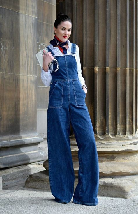 Salopette Outfit, Overalls Outfit Winter, Outfits Overalls, Dungarees Outfits, Dungaree Outfit, Long Jean Skirt, Overalls Fashion, Style Overalls, Flared Denim