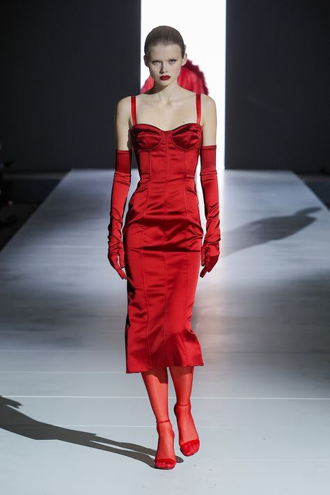 Red Runway Looks, Dolce And Gabbana Red Dress, Red Aesthic, Red Dress Runway, Red Runway Fashion, Red Elegant Dress, Dolce And Gabbana Dress, Chinese New Year Outfit, Red Runway