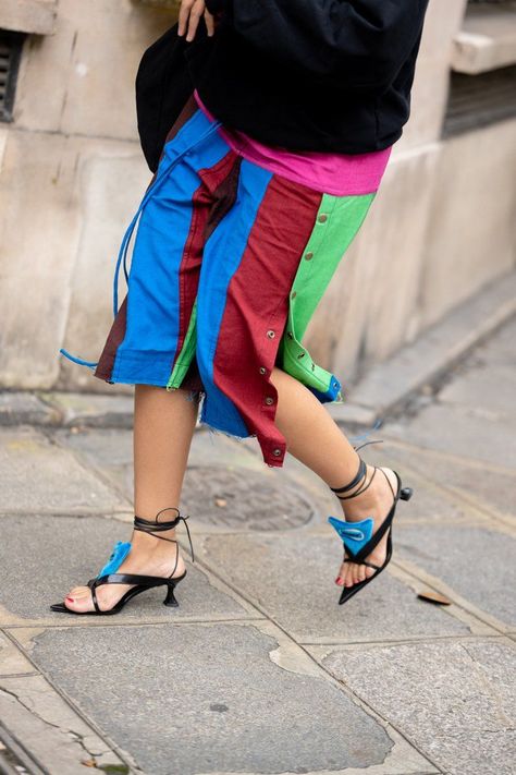 The best street style looks spotted at Paris Fashion Week -Make sure you’re following me here on Pinterest for more fashion trend reports, street style inspiration, and outfit ideas for all seasons. Ss23 Street Style, Fashion Week Ss23, All Denim Outfits, Street Style Photography, Fashion Trend Report, Top Street Style, Nyc Street Style, Denim Outfits, Nyfw Street Style