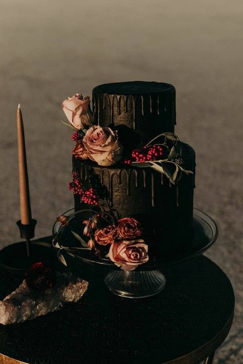 Gothic Wedding Cake, Gothic Cake, Halloween Wedding Cakes, Dark Wedding Theme, Cake With Flowers, Black Cake, Black Wedding Cakes, Goth Wedding, Dark Wedding