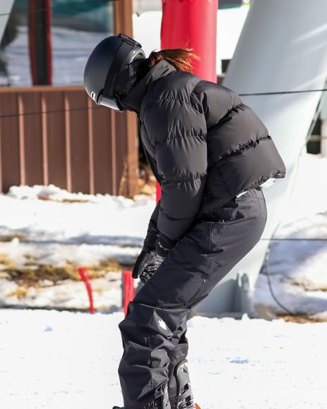 Black Snowboarding Outfit, All Black Ski Outfit, Snowboard Outfits For Women, Snow Boarding Outfits Woman, Womens Snowboard Outfits, Snowboard Outfit Women, Black Ski Outfit, Cute Snowboarding Outfits, Women Snowboarding Outfits