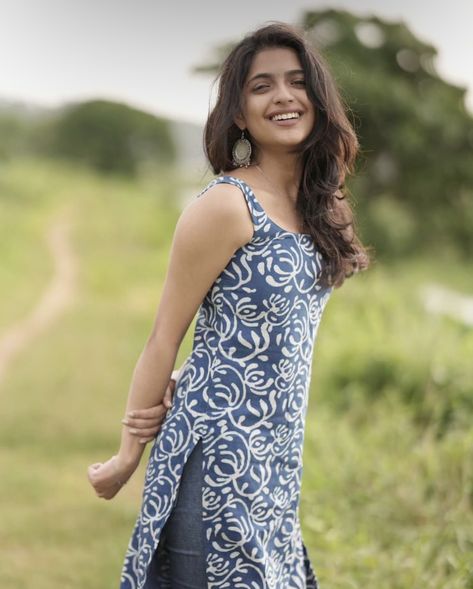 Sleeveless Design For Kurtis Latest, Kurthi Models Latest Sleeveless, Wide V Neck Kurti Design, Simple Sleeveless Kurti Designs, Sleevless Kurti Pattern, Sleeveless Design For Kurtis, Sleeveless Cotton Kurti, Short Sleeve Kurti, Short Kurta With Jeans