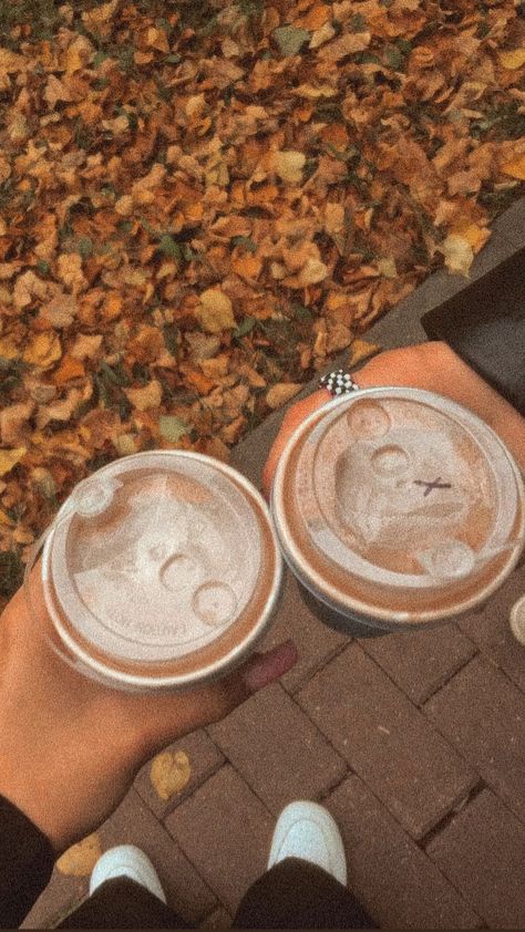 Кофе, лучшие подруги, осенние листья, атмосфера осени, coffee, best friends, autumn leaves, vibe of autumn Coffee With Friends Aesthetic, Coffee Autumn Aesthetic, Aesthetic Bff, Pumpkin Spice Drinks, Coffee Autumn, Winter Board, Girls Brunch, Fall Night, Coffee With Friends