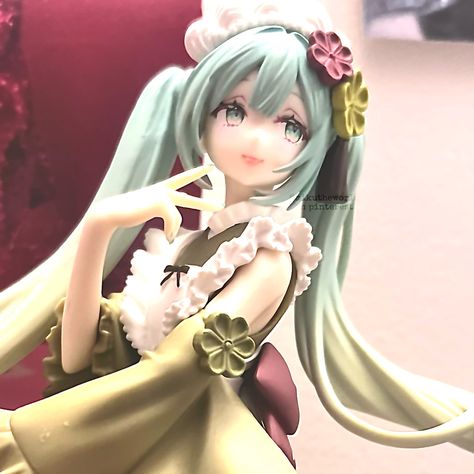 matcha parfait sweet sweets miku figure taken by mikutheworld on pinterest Miku Designs, Matcha Parfait, Miku Figure, Miku Cosplay, Pose Dolls, Hatsune Miku, Vocaloid, Matcha, Art Inspo