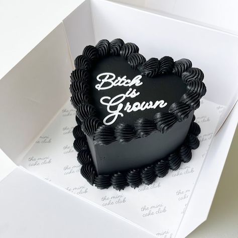 Black Bday Cake Ideas, Legal Af Cake, Rip To My 20s Birthday Cake, 36th Bday Party Ideas, Birthday Cake For 29 Year Old Woman, 29 Year Old Birthday Cakes, Grunge Cake Aesthetic, Black Cake Photoshoot, Cake Ideas 22 Birthday