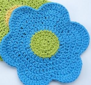 Flower Dishcloth, Crochet Washcloths, Dishcloth Patterns Free, Crochet Washcloth Pattern, Kitchen Crochet, Crocheted Flower, Dishcloth Crochet Pattern, Washcloth Pattern, Crochet Dishcloth