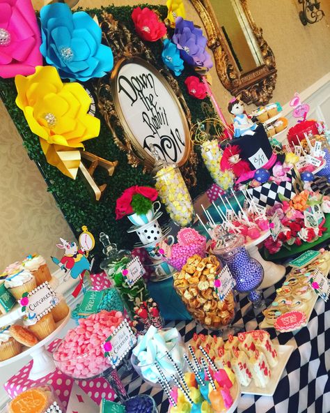 Alice In Wonderland Buffet Table, Alice And Wonderland Dessert Table, Alice In Wonderland Snack Table, Alice And Wonderland Desserts, Alice In Wonderland Party Centerpieces, Alice In Wonderland Treat Table, Alice In Wonderland Food Table, Alice In Wonderland Balloon Arch, Alice In Wonderland Themed Food