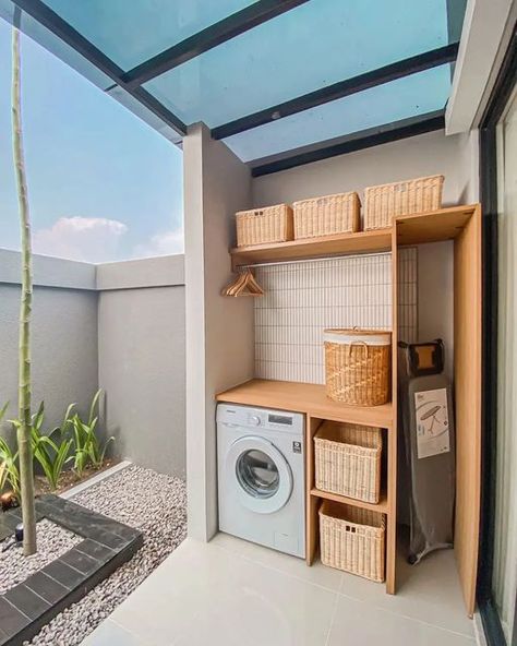 Laundry Area Small Spaces, Laundry Room Scandinavian, Backyard Laundry Area Outdoor, Laundry Room Outdoor Ideas, Laundry Area Outdoor Small Spaces, Small Outdoor Laundry Area, Outdoor Laundry Room Ideas Small Spaces, Outdoor Laundry Room Ideas, Scandinavian Laundry