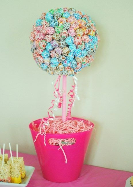 Sucker Bouquet, Spring Topiary, Candyland Party Theme, Candy Topiary, Urban Gardening Ideas, Lollipop Bouquet, Lollipop Tree, Topiary Diy, Easter Bouquet