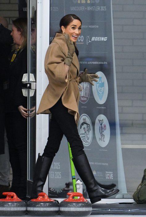 Meghan Markle Perfects The "Millennial" Going-Out Uniform Meghan Markle Canada, Meghan Markle Boots, Meghan Markle Fall Style, Meghan Markle Winter Outfits, Meghan Markle Winter Style, Megan Markle Casual Style, Meghan Markle Style 2024, Meghan Markle 2024, Megan Markle Style 2024