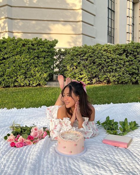 Picnic Photo Shoot, Picnic Pictures, Picnic Photography, Cake Photoshoot, Picnic Birthday Party, Picnic Theme, Cute Birthday Pictures, 21st Birthday Photoshoot, Picnic Inspiration