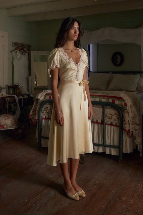 Mid Size Feminine Style, Vintage Feminine Aesthetic, Feminine Outfits Classy, Casual Feminine Outfits, Light Wedding Dresses, Soft Feminine Outfits, Cottagecore Dresses, Wedding Gown Inspiration, Model Outfits