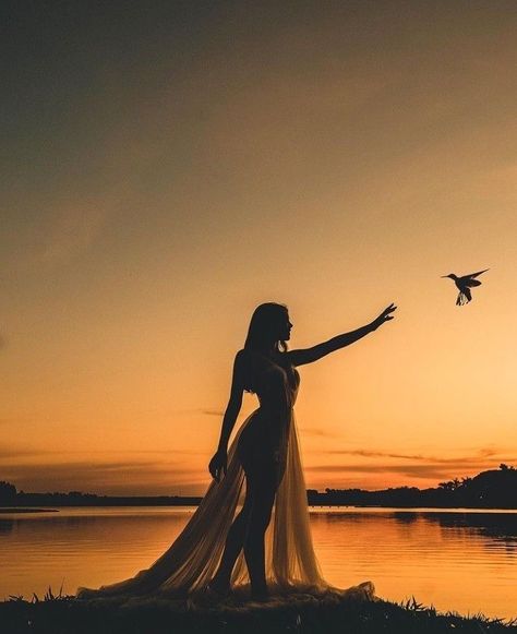 Outdoor Photo Shoot Poses Women, Long Dress Photoshoot Ideas, Mystical Photoshoot, Sunset Photoshoot Ideas, Lake Photoshoot, Hawaii Pictures, Nature Photoshoot, Shotting Photo, Street Portrait