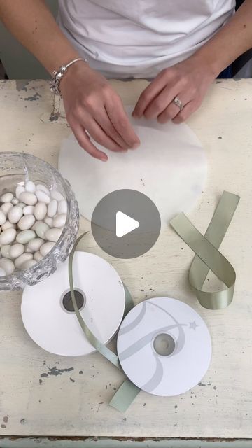 Diy Bomboniere, Wedding Confetti Ideas, Wedding Presents For Guests, Bomboniere Ideas, Wedding Flavors, Arreglos Ikebana, Felt Flower Tutorial, Porta Confetti, Deco Champetre