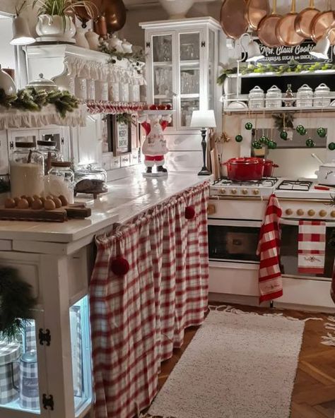 Christmas Aesthetic Kitchen, Red And White Farmhouse Kitchen, Red And White Christmas Decor Kitchen, Mrs Claus Kitchen Decorations, Mrs Claus Kitchen, Small House Remodel, Cozy Cottage Kitchen, Red And White Kitchen, Tiny House Kitchen