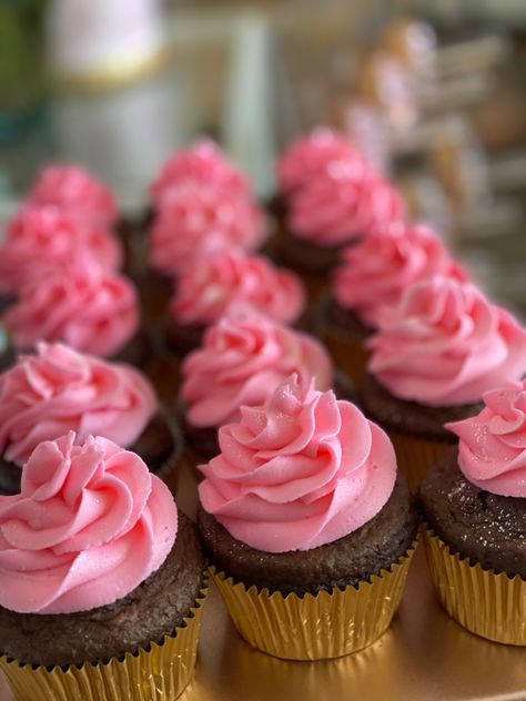 Chocolate Cupcakes Pink Frosting, Chocolate Cupcakes With Pink Frosting, Pink Icing Cupcakes, Cupcakes With Pink Frosting, Barbie Bakery, Chocolate Cupcakes With Buttercream, Pink Cupcakes Birthday, Cupcake Rosa, Vanilla And Chocolate Cupcakes