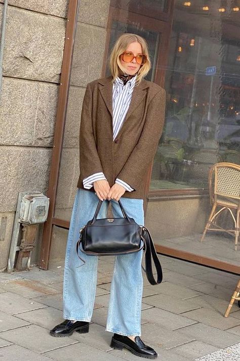 22 Easy Yet Stylish Outfit Ideas to Try in 2021 | Who What Wear UK Oversized Poplin Shirt, Jeans Blazer, Leather Jumpsuit, Oversized Blazer, Fashion Week Street Style, Leather Blazer, Mode Vintage, Fashion Editor, Casual Denim