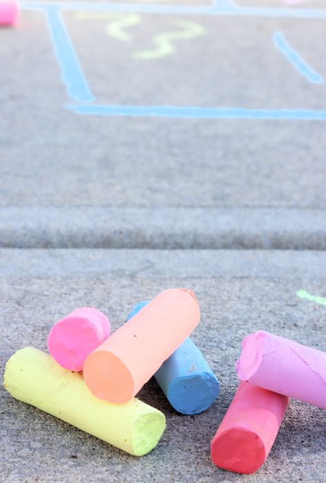 Sidewalk Chalk Recipe, Homemade Sidewalk Chalk, Chalk Activities, Chalk Stencils, Chalk Labels, Market Day Ideas, Kids Chalkboard, Kid Surprise, Homemade Chalk