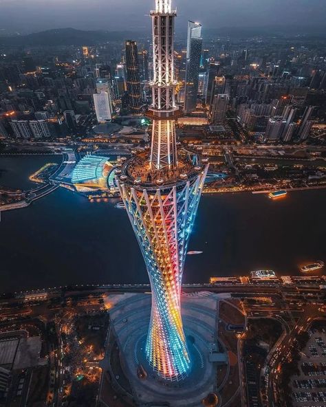 600m high skyscraper with a ferris wheel on top #china #guangzhou Canton Tower, Canton China, Holiday China, Explore China, Archi Design, Facade Lighting, Skyscraper Architecture, Cultural Architecture, Guangzhou China