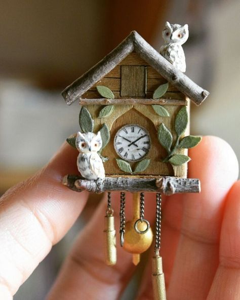 Miniature Clock, Dollhouse Miniature Tutorials, Mini Doll House, Doll House Crafts, Polymer Clay Miniatures, Miniatures Tutorials, Miniature Diy, Clay Miniatures, Miniature Houses