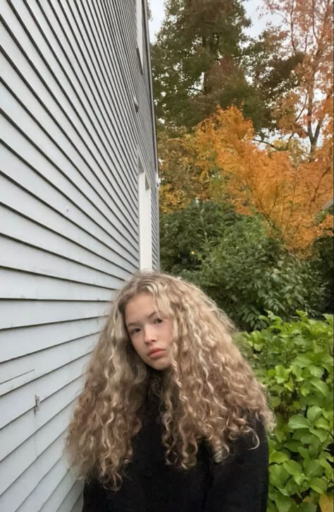 Curly Blonde Hair Girl, Curly Girl Routine, Curly Hair White Girl, Sand Blonde Hair, Wavy Aesthetic, Long Hair Curls, Long Blonde Curls, Long Blonde Curly Hair, Fluffy Curly Hair