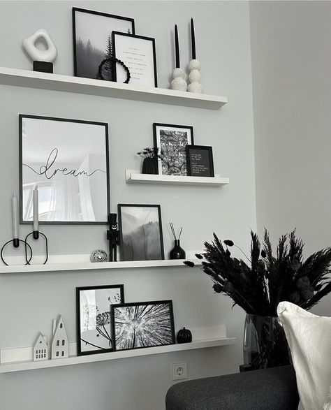 Black And Cream House Decor, Corner Wall Bedroom Ideas, White Bedroom Shelves, Neutral Home With Black Accents, Black And White Shelf Decor, Black Shelves Living Room, Black And White Modern Living Room, White Wall Living Room Ideas, Bedroom With Desk Layout