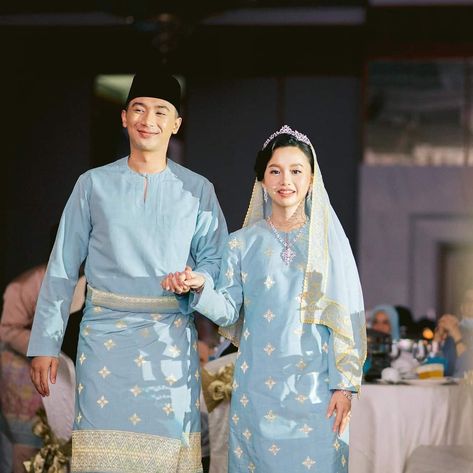 Busana Melayu Klasik Lelaki, Classic Malay Wedding Theme, Classic Malay Wedding, Malay Wedding Dress Songket, Wedding Dress Songket, Malay Engagement, Wedding Songket, Songket Kurung, Kebaya Melayu