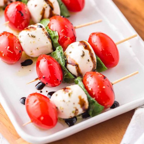 Caprese Appetizer, Caprese Salad Skewers, Gluten Free Party Food, Caprese Bites, Gluten Free Party, Antipasto Skewers, Skewer Appetizers, Tomatoes Mozzarella, Caprese Skewers