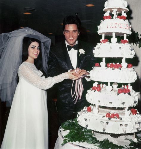 Priscilla Presley Wedding, Las Vegas Wedding Dresses, Vegas Wedding Dress, Elvis Wedding, Elvis Presley Priscilla, Elvis And Me, Iconic Weddings, Celebrity Wedding Dresses, Elvis And Priscilla