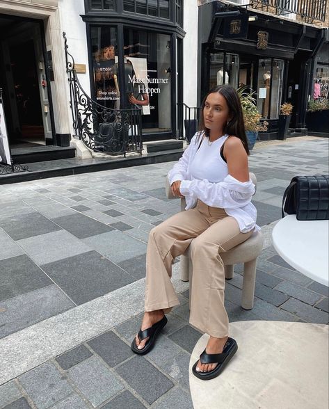 Europe Sandals Outfit, Flat Form Sandals Outfit, Black Thick Sandals Outfit, Flatform Sandals Outfit Summer, Black Flatform Sandal Outfit, Nude Trousers Outfit, Chunky Flip Flops Outfit Aesthetic, Nude Sandals Outfit, Platform Flip Flops Outfit